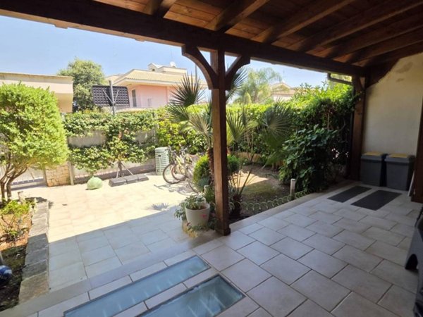 casa indipendente in vendita a Valenzano in zona Lamie