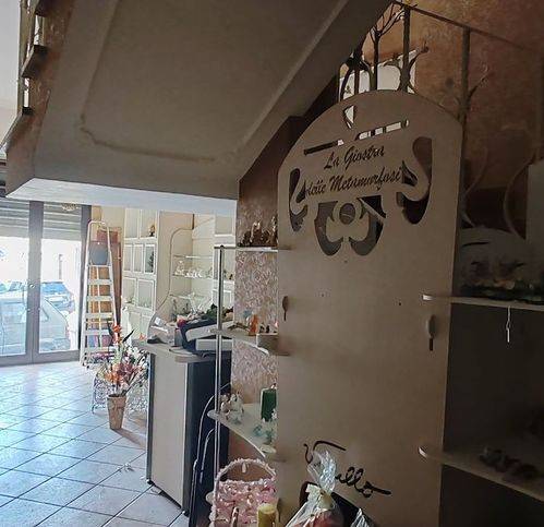 negozio in vendita a Carosino