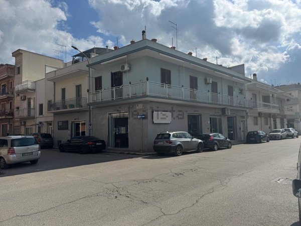 locale commerciale in vendita a Grottaglie in zona Paparazio