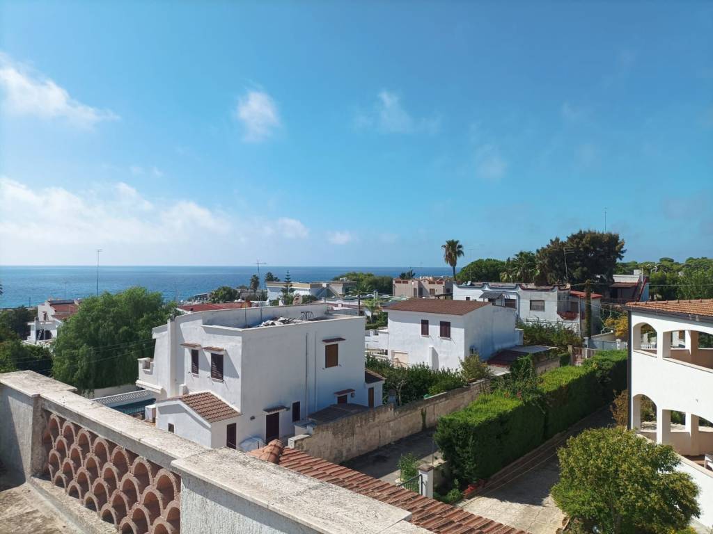 intera palazzina in vendita a Leporano in zona Marina di Leporano