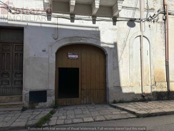 locale commerciale in vendita a Lizzano