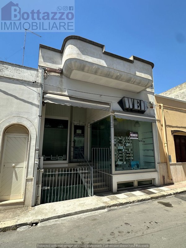 locale commerciale in vendita a Lizzano