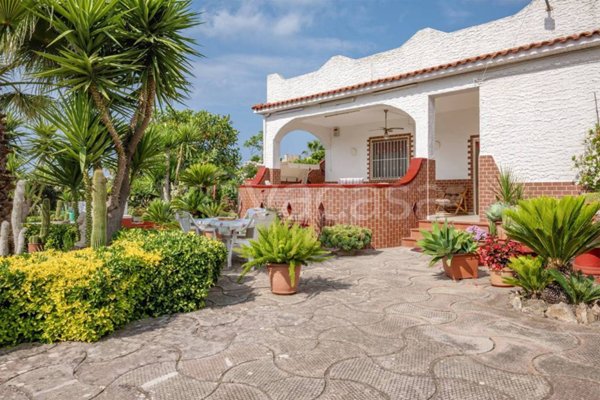 casa indipendente in vendita a Lizzano