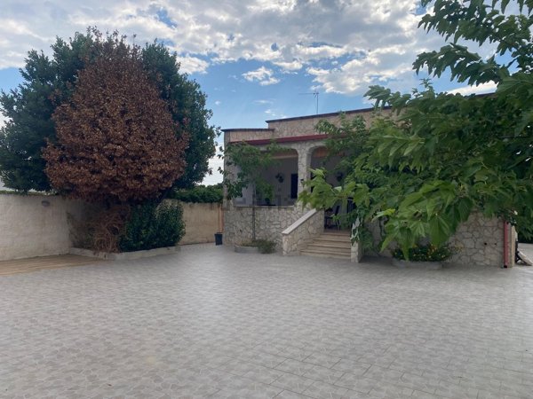 casa indipendente in vendita a Lizzano