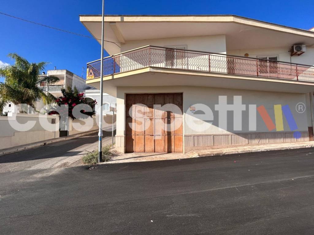 casa indipendente in vendita a Lizzano