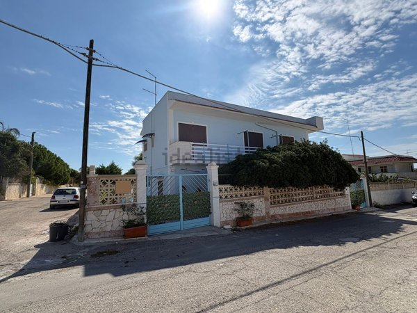 casa indipendente in vendita a Lizzano in zona Marina di Lizzano