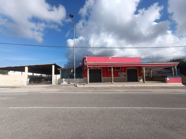 locale commerciale in vendita a Lizzano in zona Marina di Lizzano