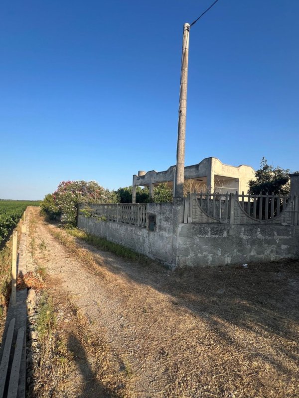 esavano in vendita a Lizzano in zona Marina di Lizzano