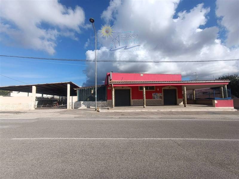 locale commerciale in vendita a Lizzano in zona Marina di Lizzano