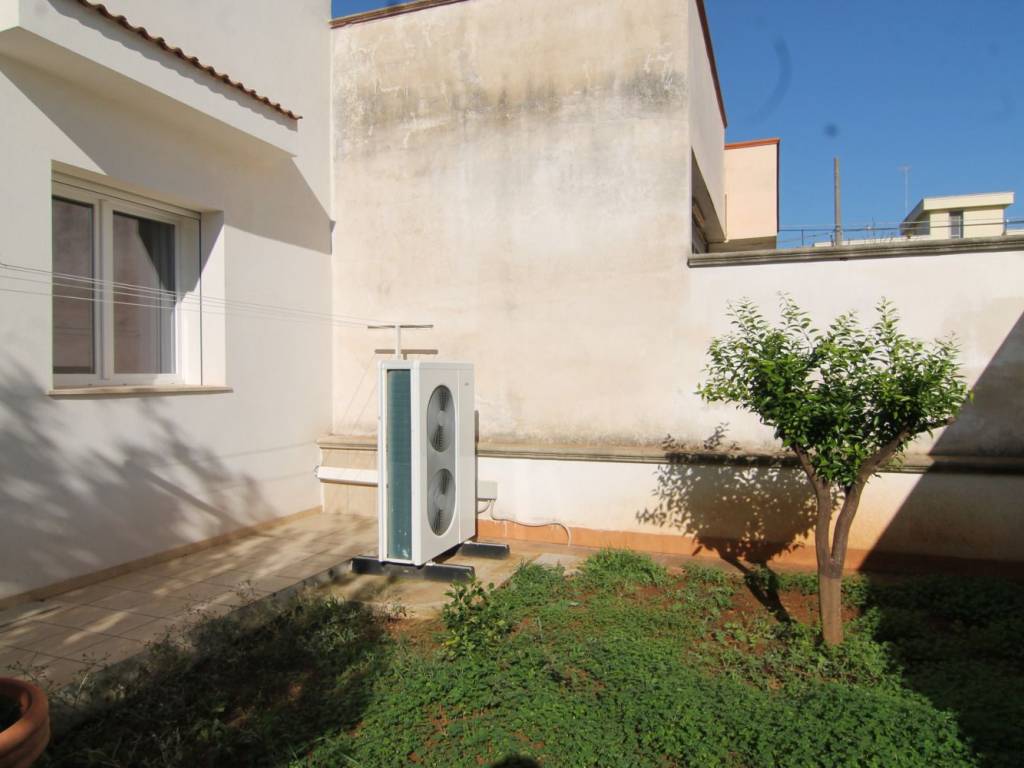 casa indipendente in vendita a Lizzano