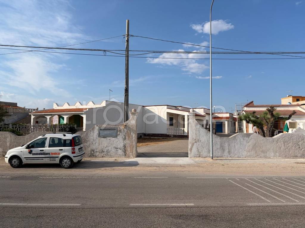 appartamento in vendita a Lizzano in zona Marina di Lizzano