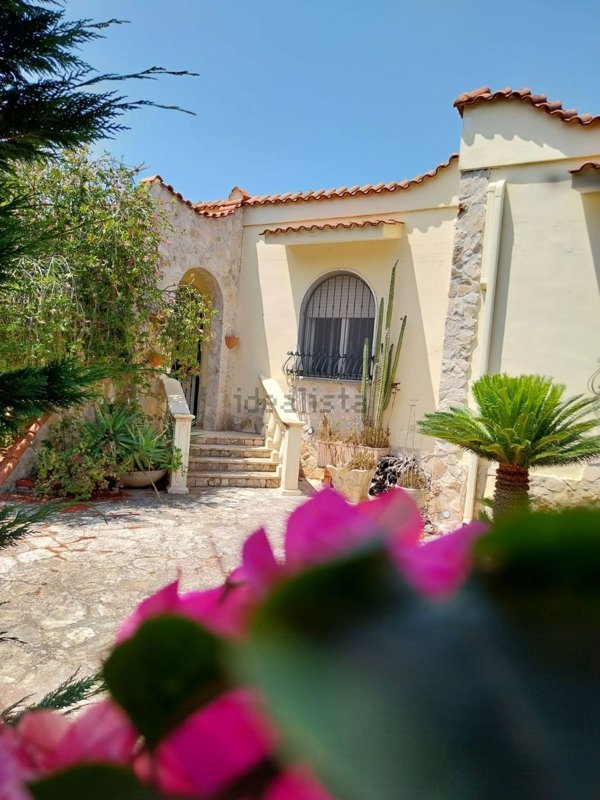 casa indipendente in vendita a Manduria in zona Torre Colimena