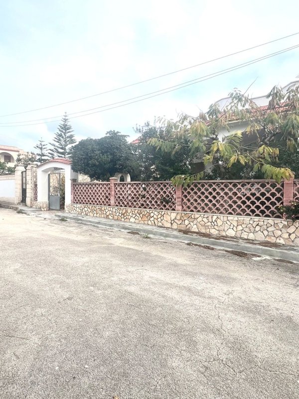 esavano in vendita a Manduria in zona San Pietro in Bevagna