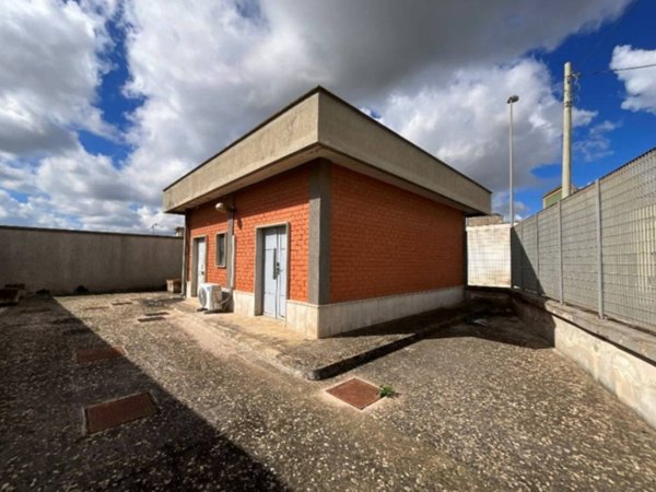 locale commerciale in vendita a Manduria