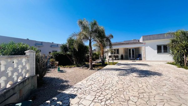 casa indipendente in vendita a Manduria in zona Torre Colimena