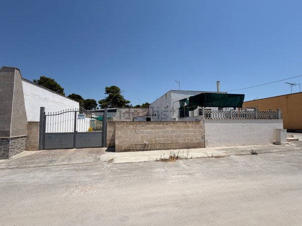 pentavano in vendita a Manduria in zona San Pietro in Bevagna