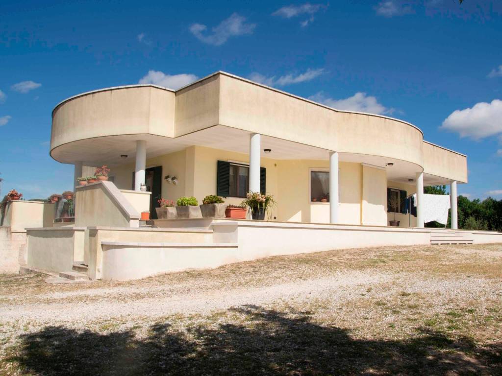 casa indipendente in vendita a Martina Franca in zona Pergolo