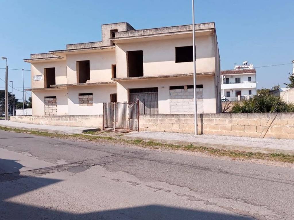 intera palazzina in vendita a Maruggio