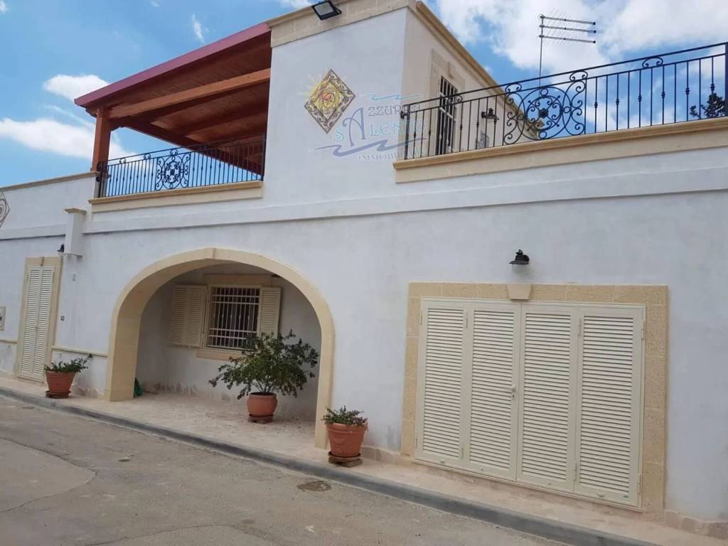 casa indipendente in vendita a Maruggio