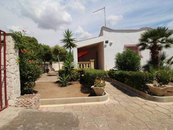 casa indipendente in vendita a Maruggio in zona Acqua Dolce