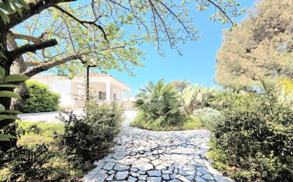 casa indipendente in vendita a Maruggio