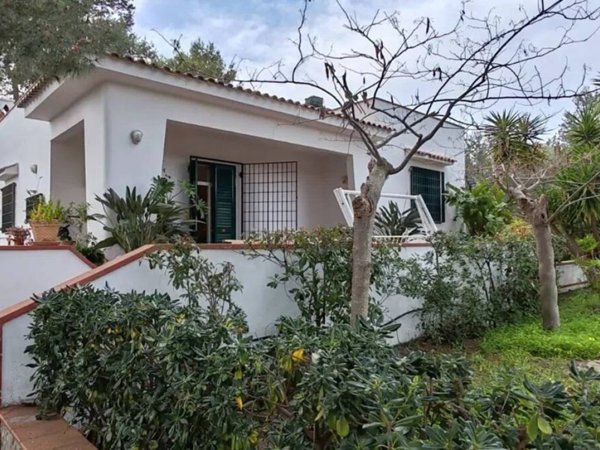 casa indipendente in vendita a Maruggio