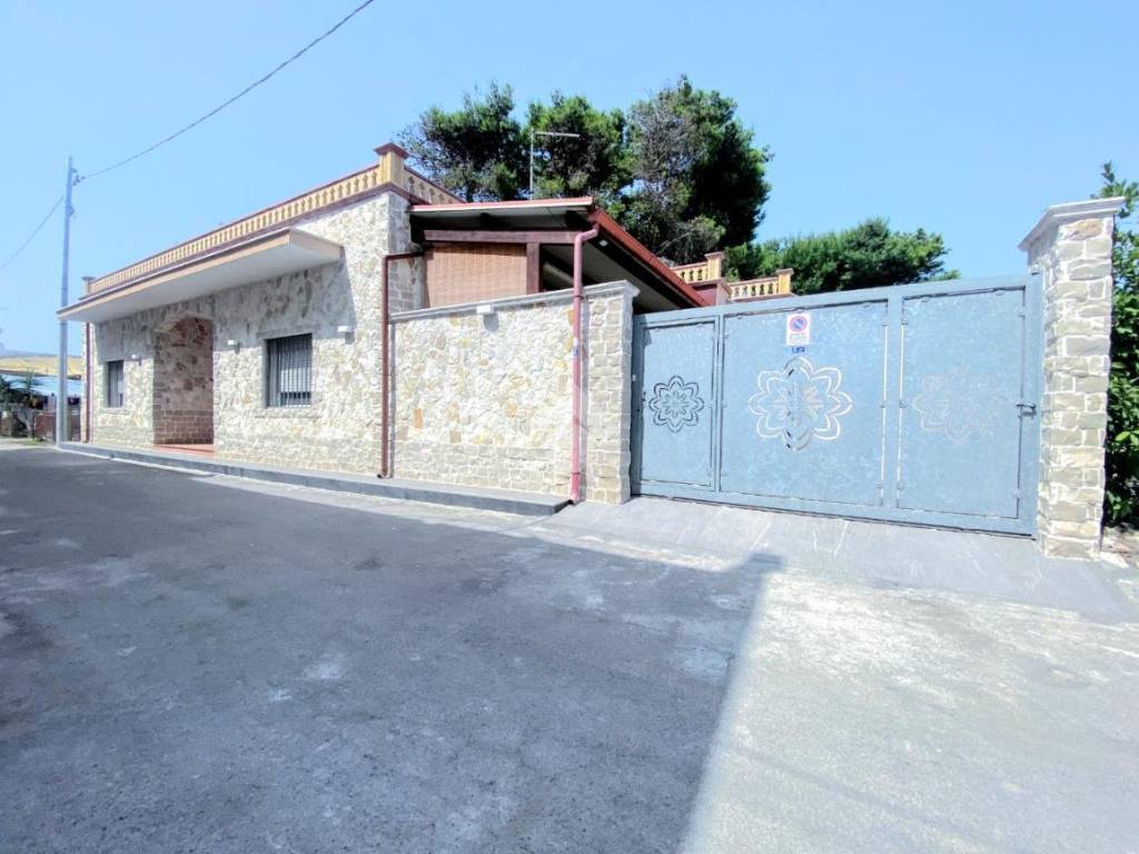 casa indipendente in vendita a Maruggio in zona Acqua Dolce
