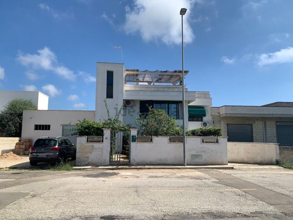 casa indipendente in vendita a Maruggio