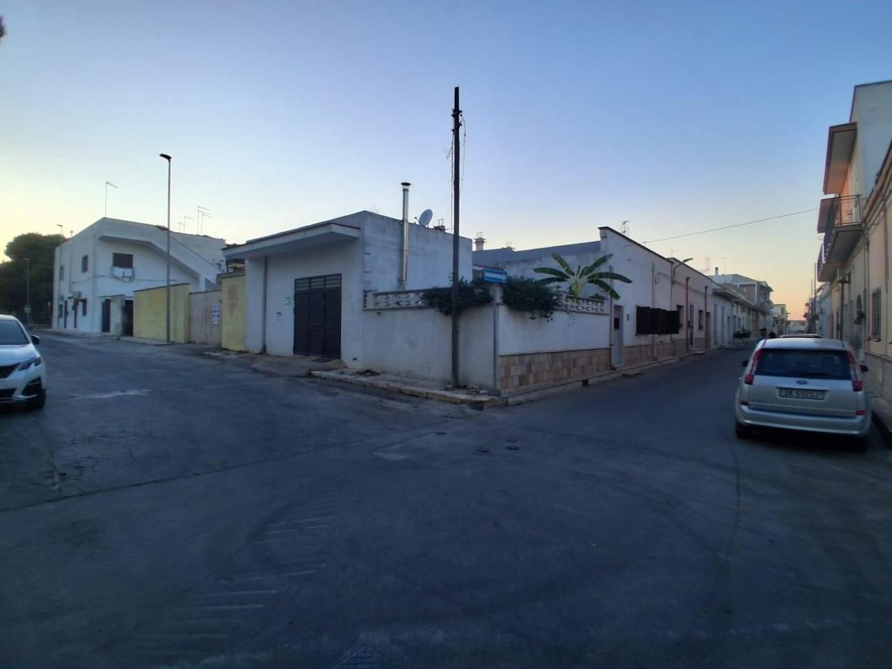 intera palazzina in vendita a Maruggio