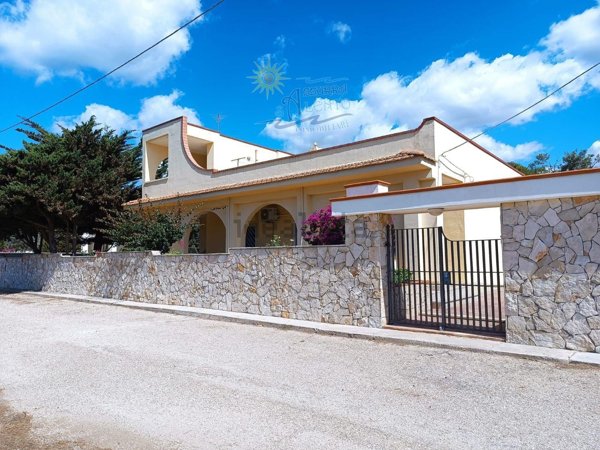 casa indipendente in vendita a Maruggio in zona Acqua Dolce