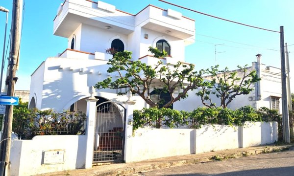 casa indipendente in vendita a Maruggio