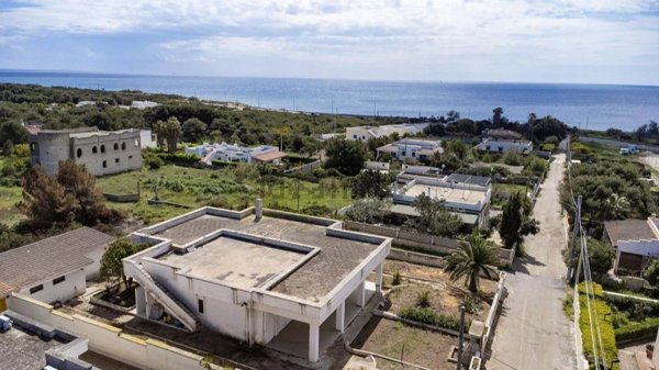 casa indipendente in vendita a Maruggio