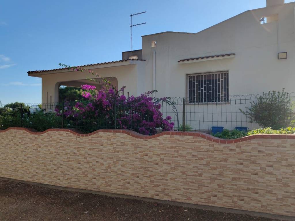 casa indipendente in vendita a Maruggio