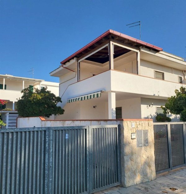 casa indipendente in vendita a Maruggio