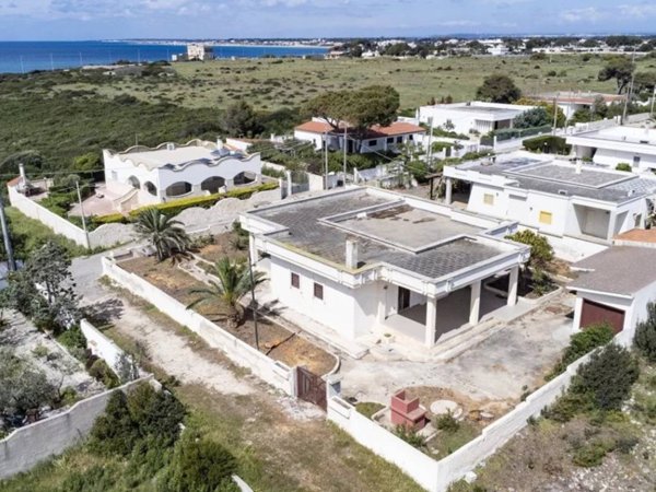 casa indipendente in vendita a Maruggio