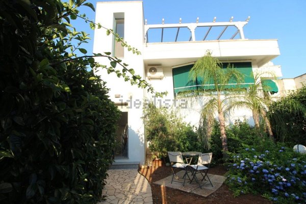 casa indipendente in vendita a Maruggio