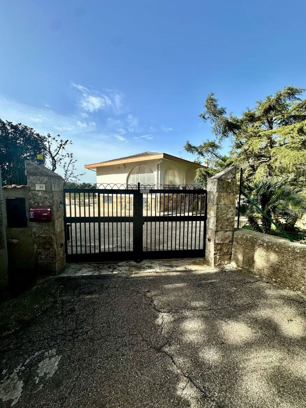 casa indipendente in vendita a Mottola
