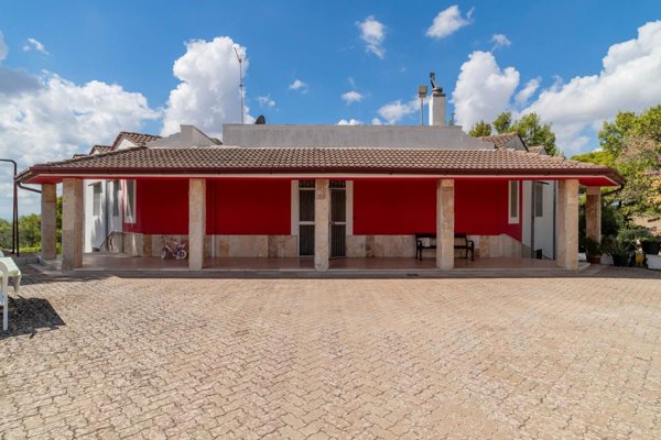 casa indipendente in vendita a Mottola
