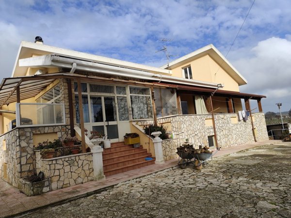 casa indipendente in vendita a Mottola