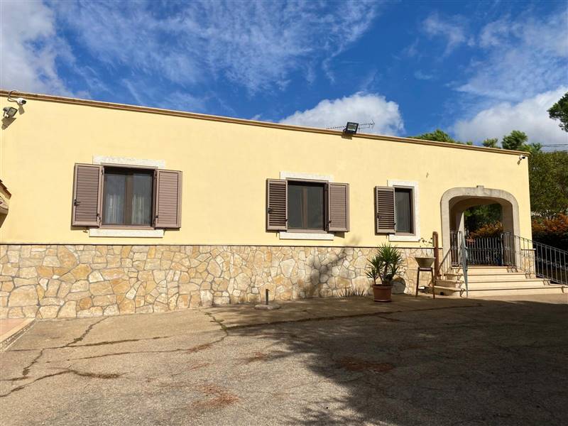 casa indipendente in vendita a Mottola