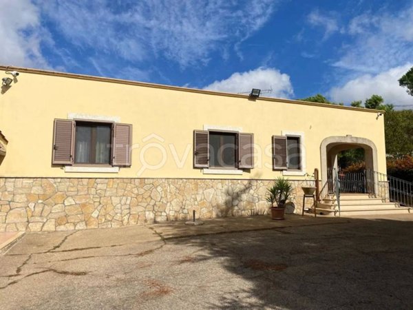casa indipendente in vendita a Mottola