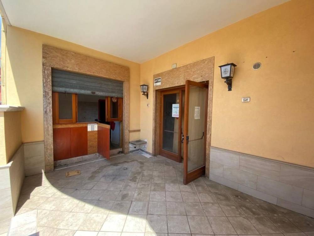 locale commerciale in vendita a Pulsano