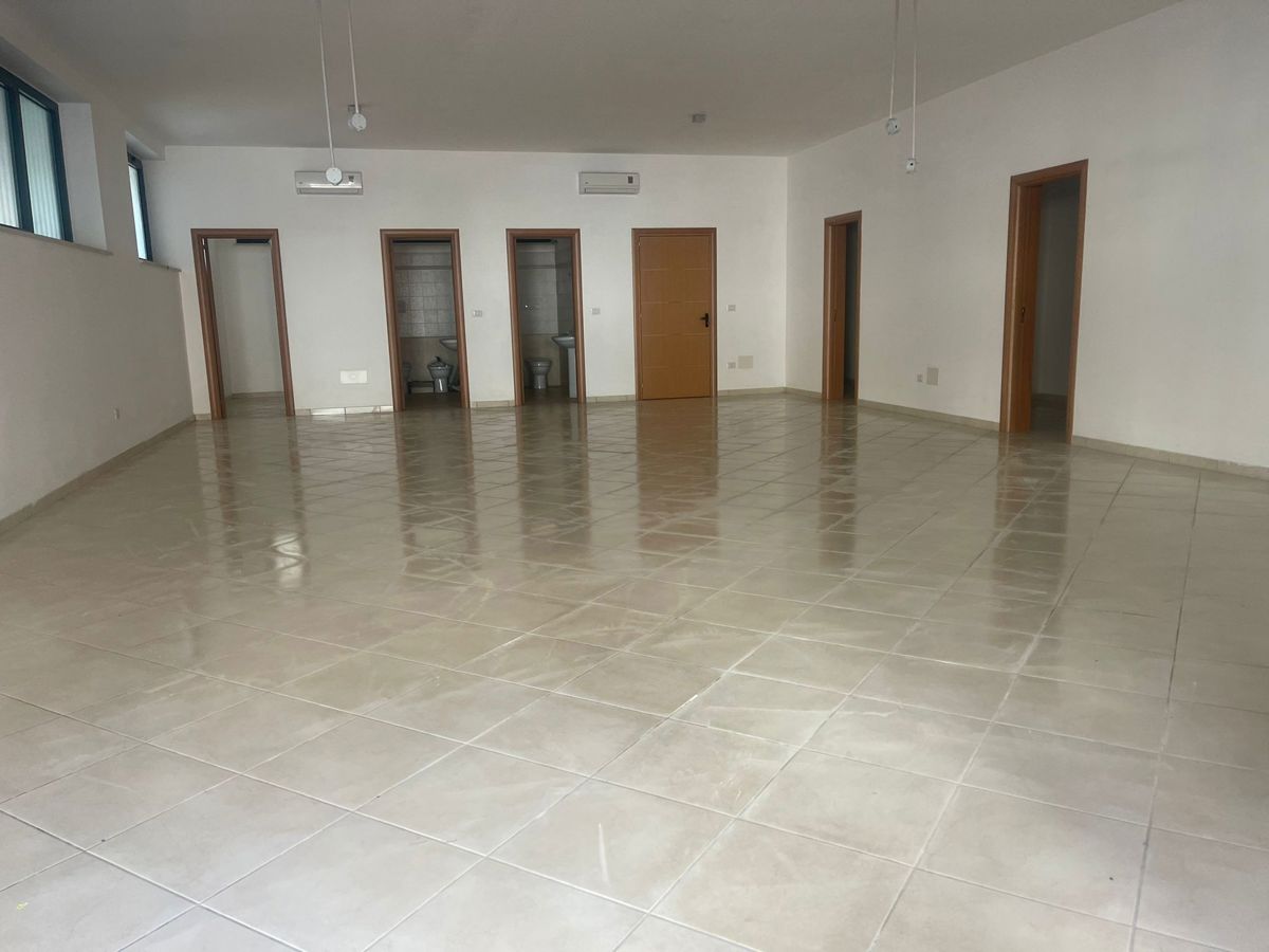 locale commerciale in vendita a Pulsano