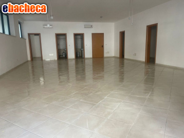 locale commerciale in vendita a Pulsano