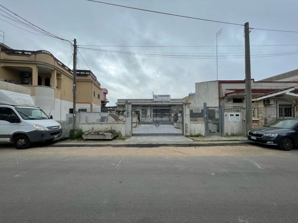 locale commerciale in vendita a Pulsano