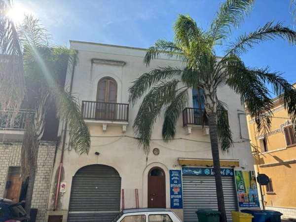 locale commerciale in vendita a Pulsano