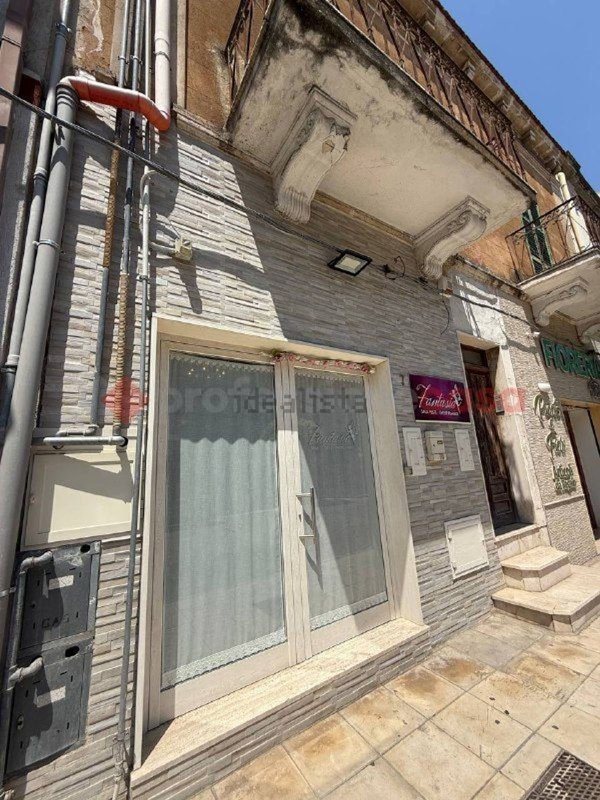 locale commerciale in vendita a Pulsano