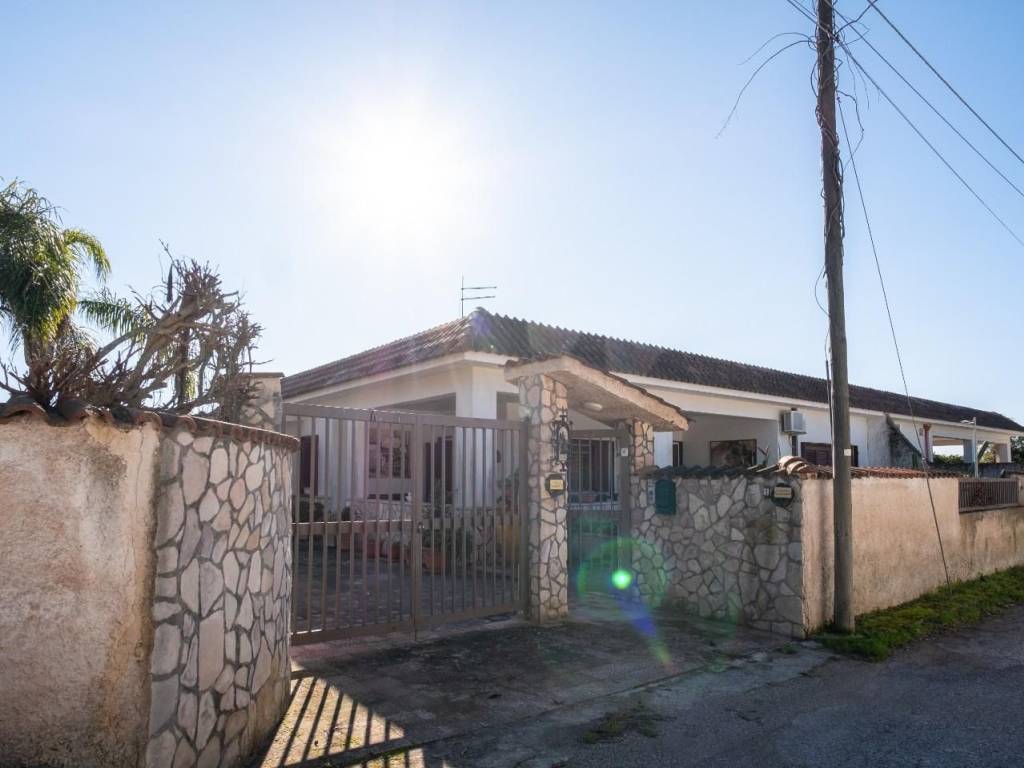 casa indipendente in vendita a Pulsano