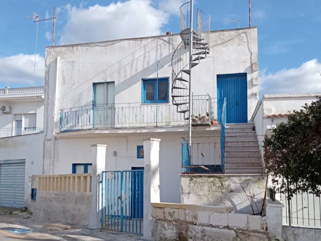 intera palazzina in vendita a Pulsano in zona Marina di Pulsano