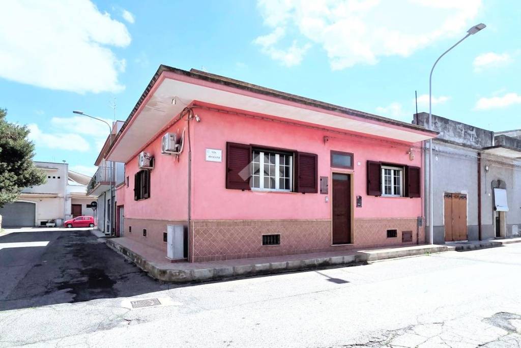 casa indipendente in vendita a Sava